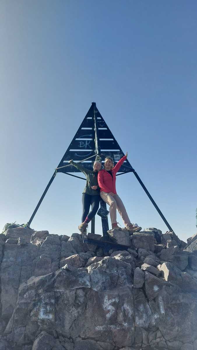 Randonneuse au sommet du Toubkal, au Maroc
