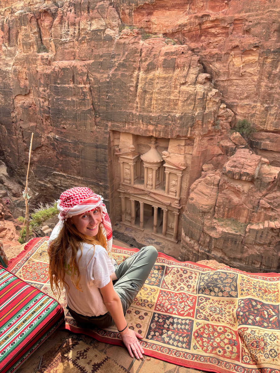 Randonneuse devant la cité de Pétra en Jordanie © Randonneuse devant la cité de Pétra en Jordanie