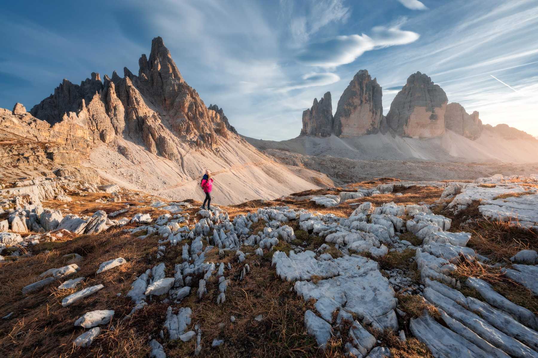 Randonneuse devant les Tre Cime, dans les Dolomites en Italie