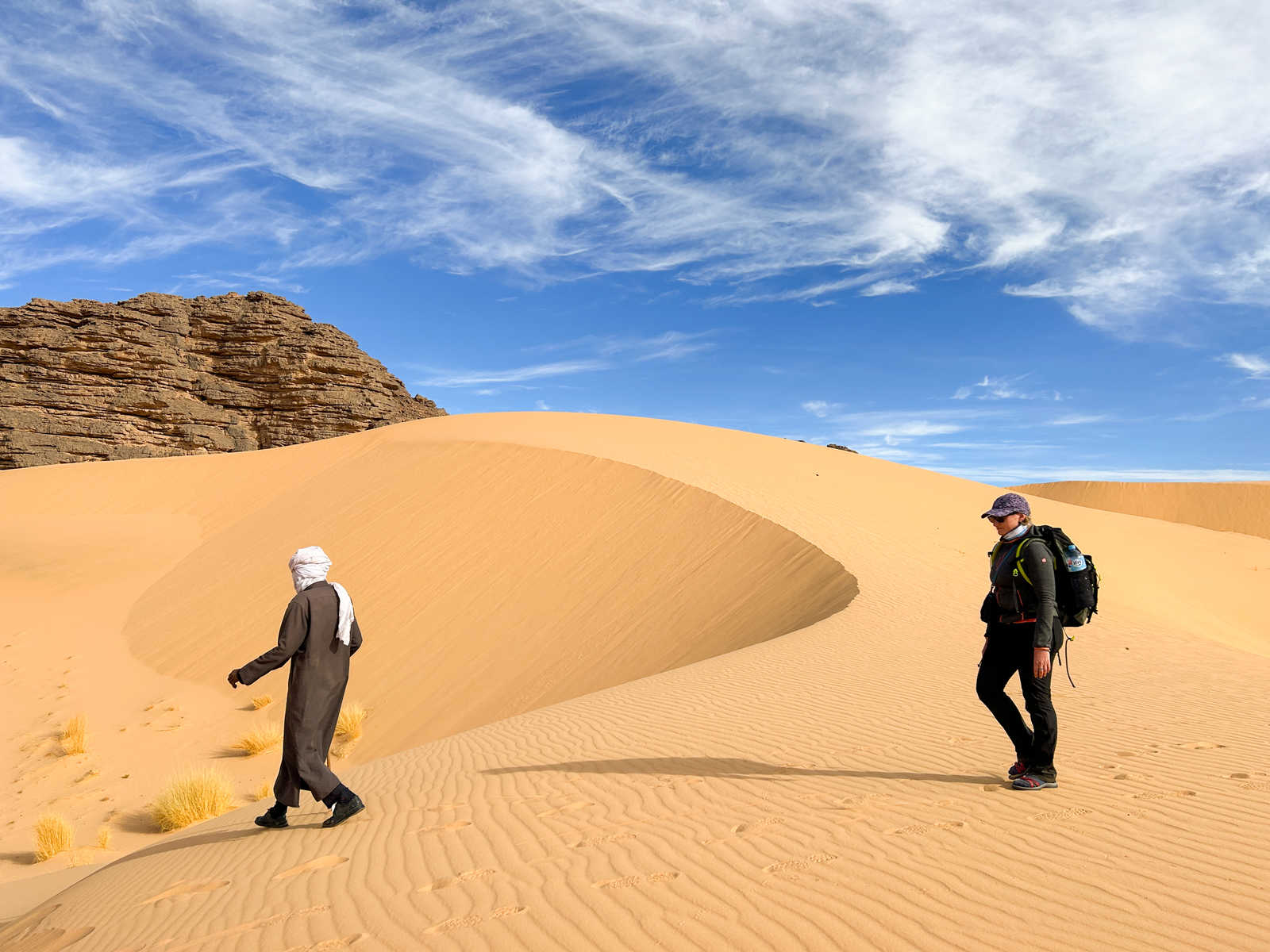 Randonneuse et guide dans le Tassili N'Ajjer, en Algérie