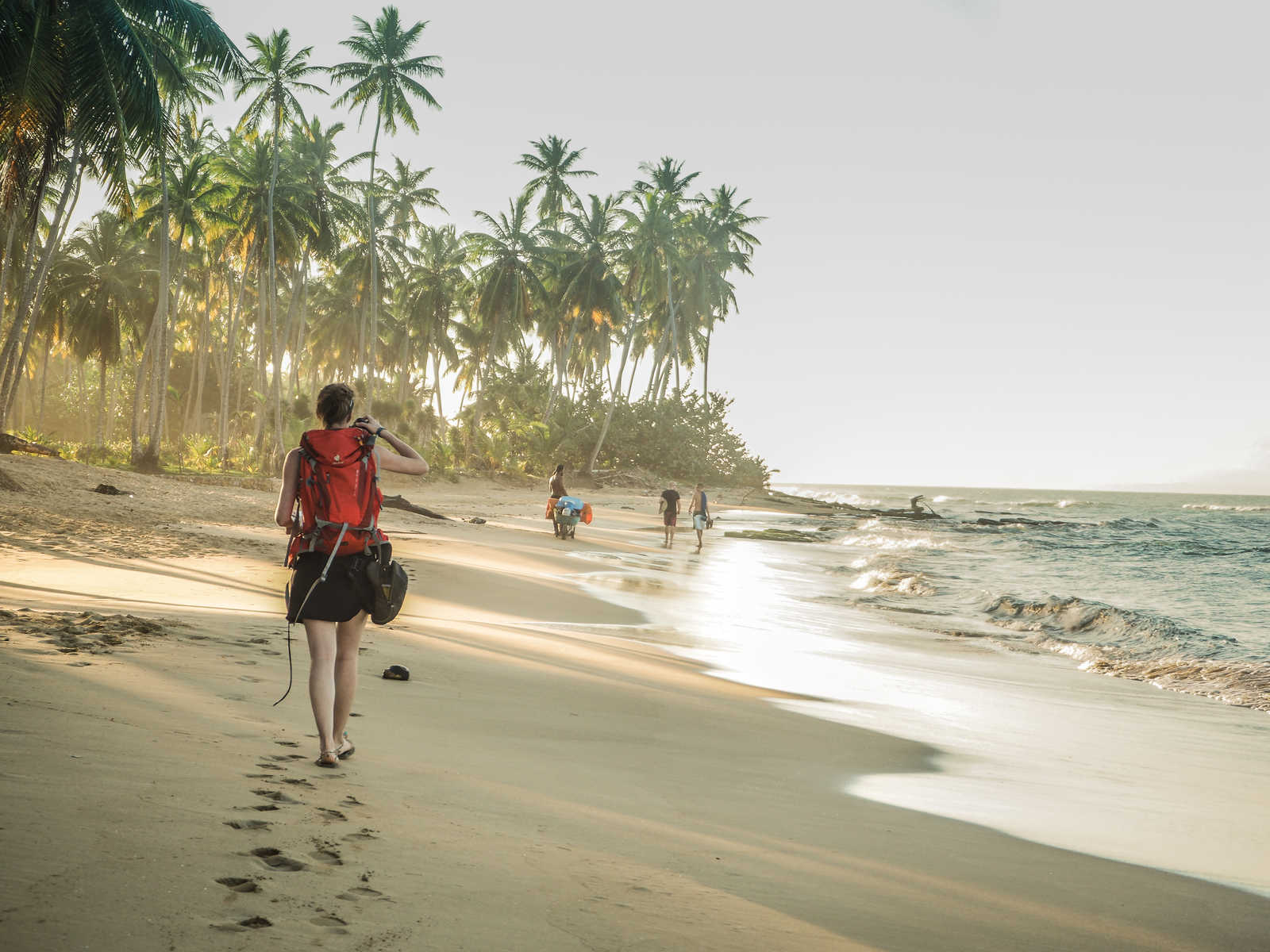 Randonneuse sur la plage en bord de mer au Costa Rica