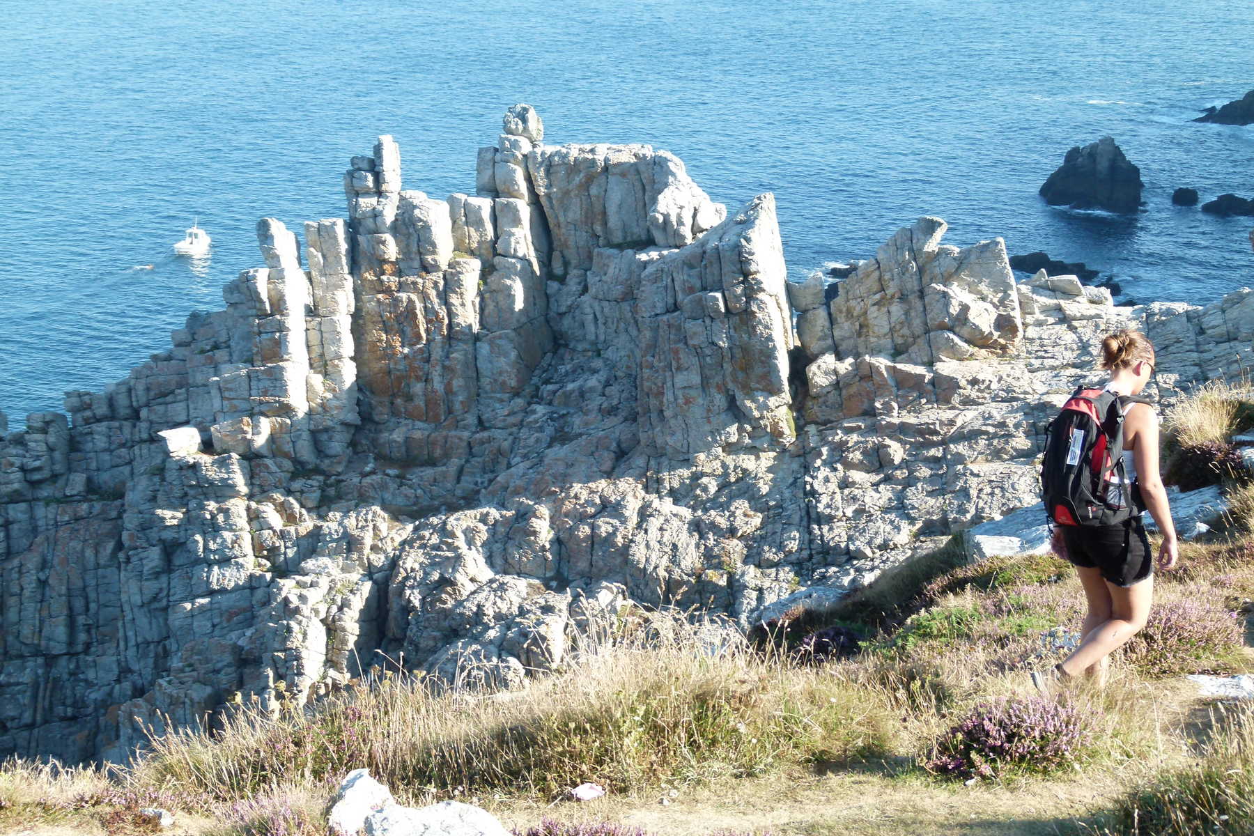 randonneuse sur sentier en bord de mer ©  randonneuse sur sentier en bord de mer