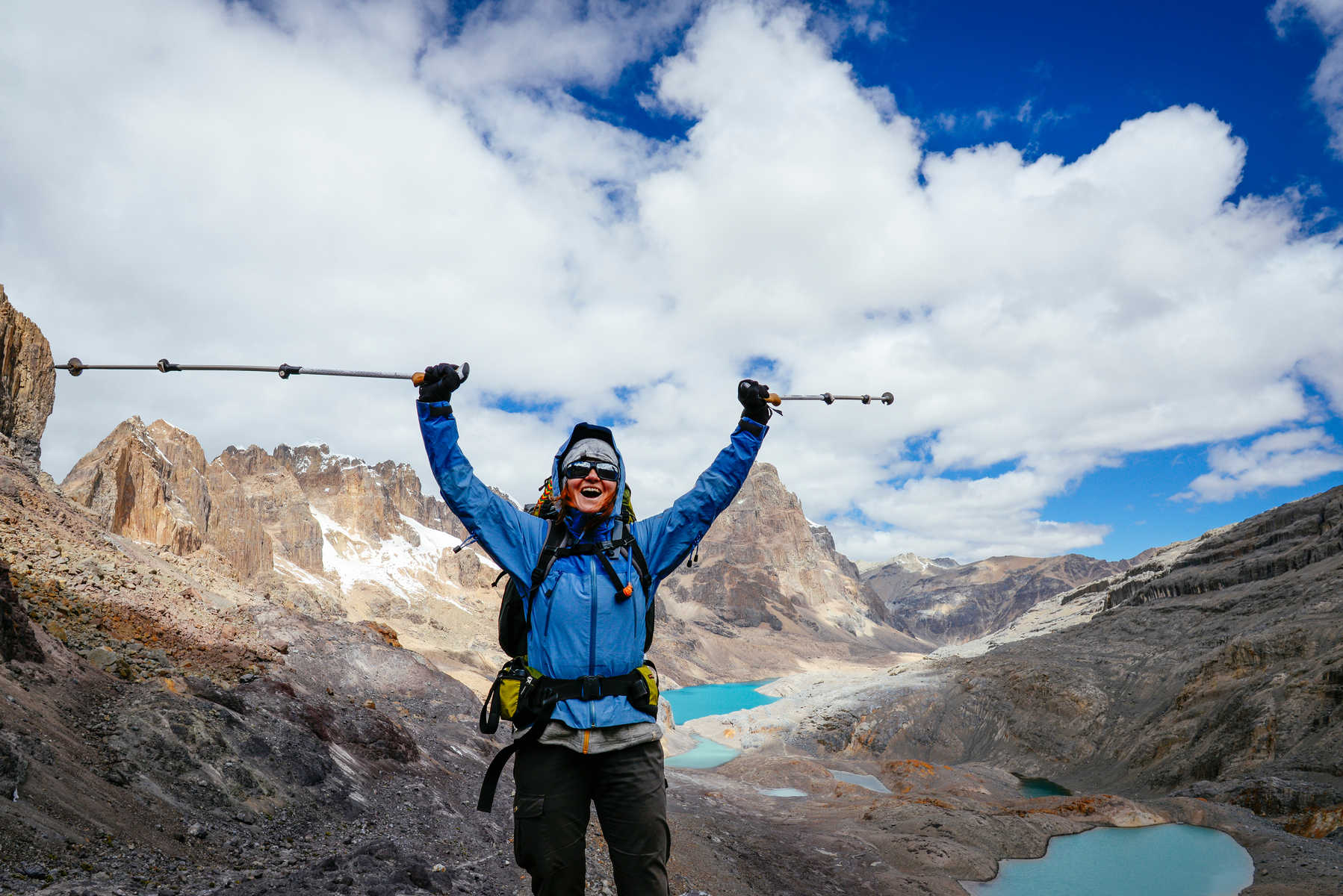 Randonneuse sur tour sur Huayhuash au Pérou