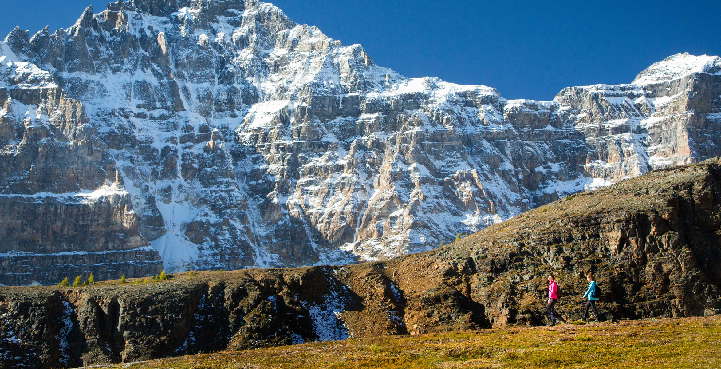 Randonnneurs sur le Sentinel pass, dans le parc national de Banff au Canada