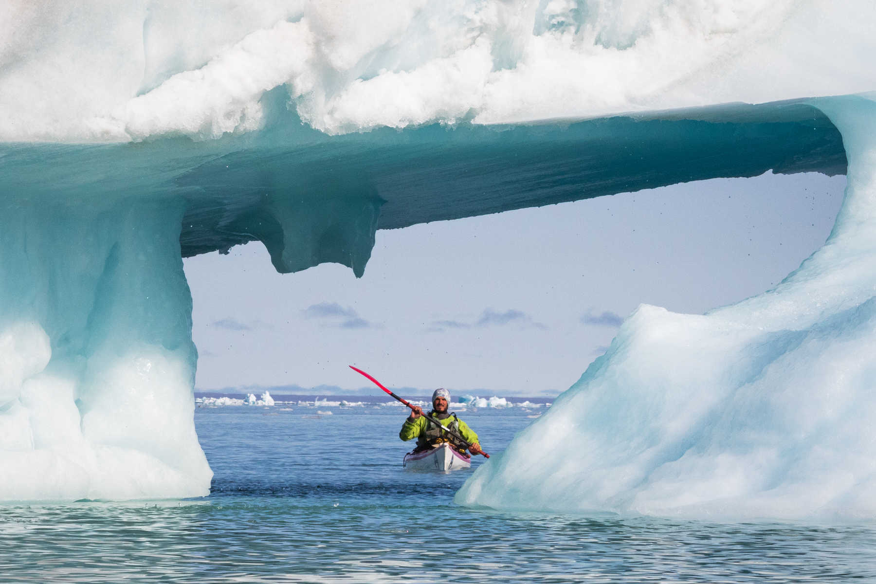Kayak parmi les icebergs en Arctique, Svalbard