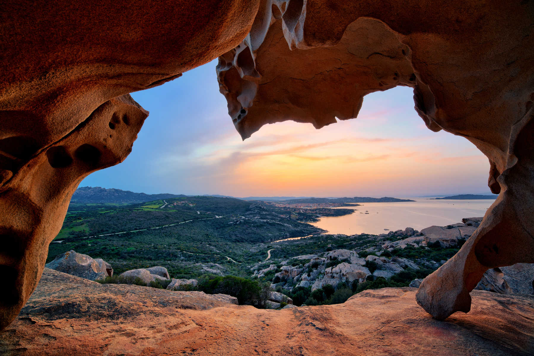 Sardaigne, province de Sassari, formation rocheuse inhabituelle, rocher de l'ours et vue sur le port et la ville de Palau