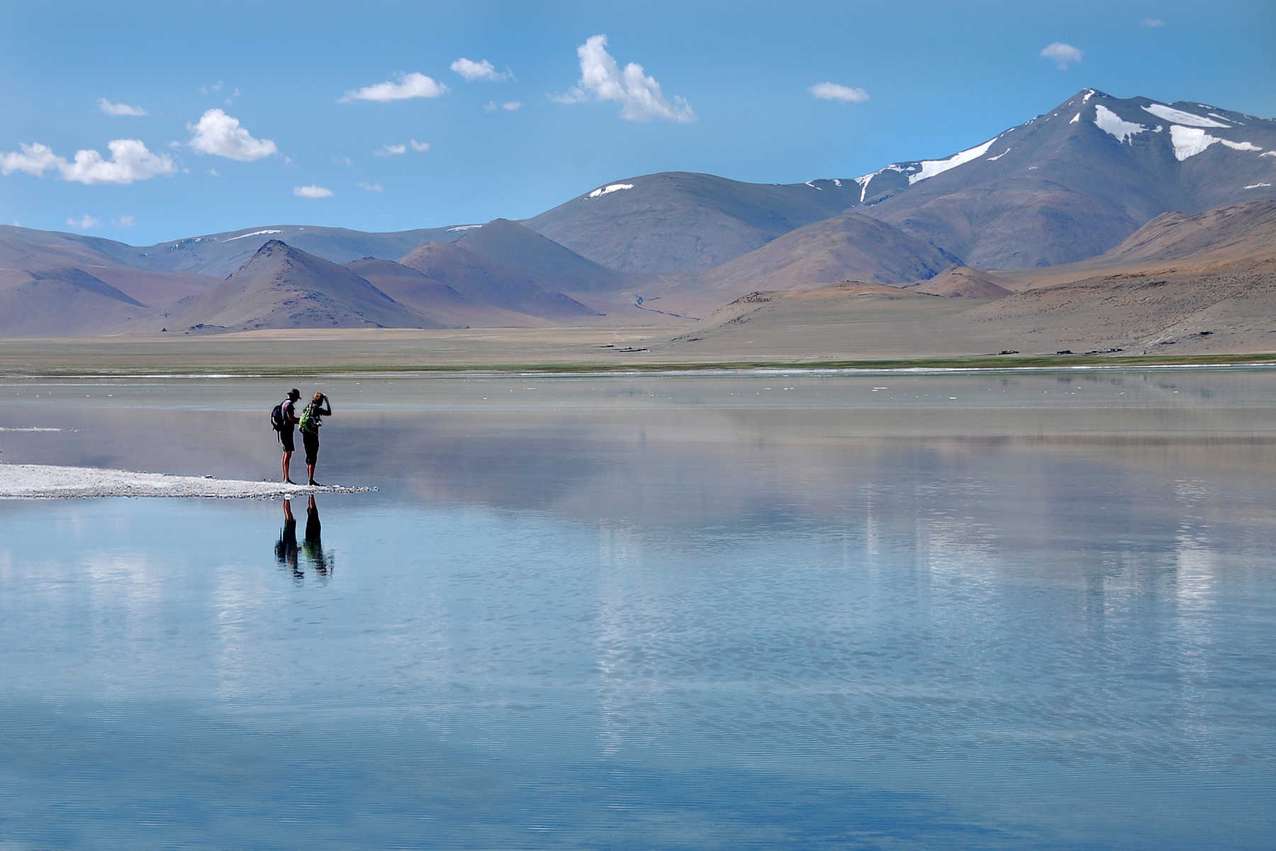 Trekkeurs sur les rives du lac Tso Kar, dans le Changtang, en Inde Himalayenne