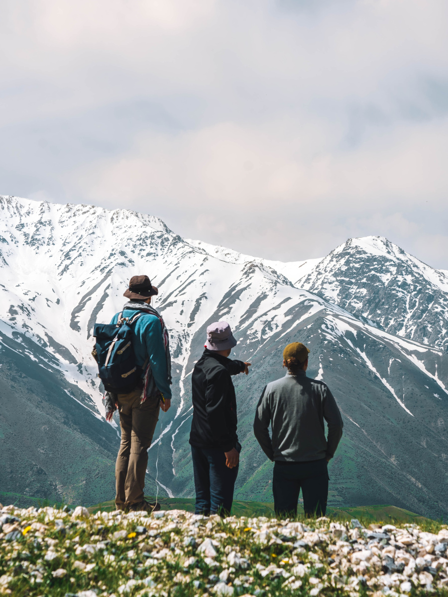 trois randonneurs qui admirent la vue en Ouzbékistan