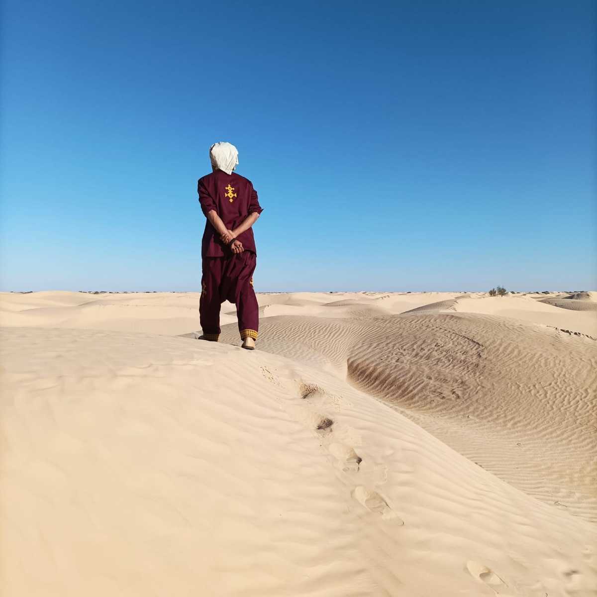 Un homme dans les dunes de l'Erg Oriental © Un homme dans les dunes de l'Erg Oriental