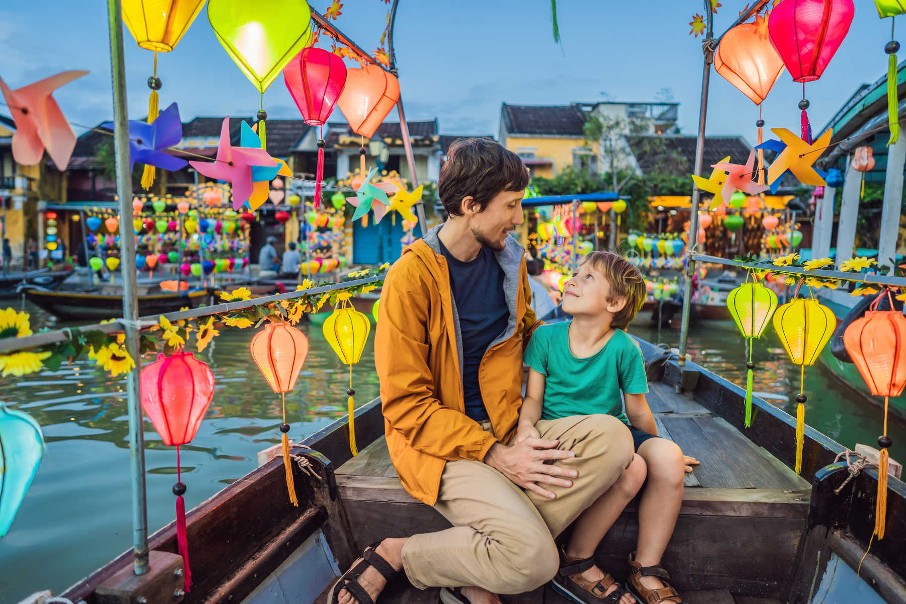 Un père et son fils  sur un bateau dans la ville de Hoi An, Vietnam