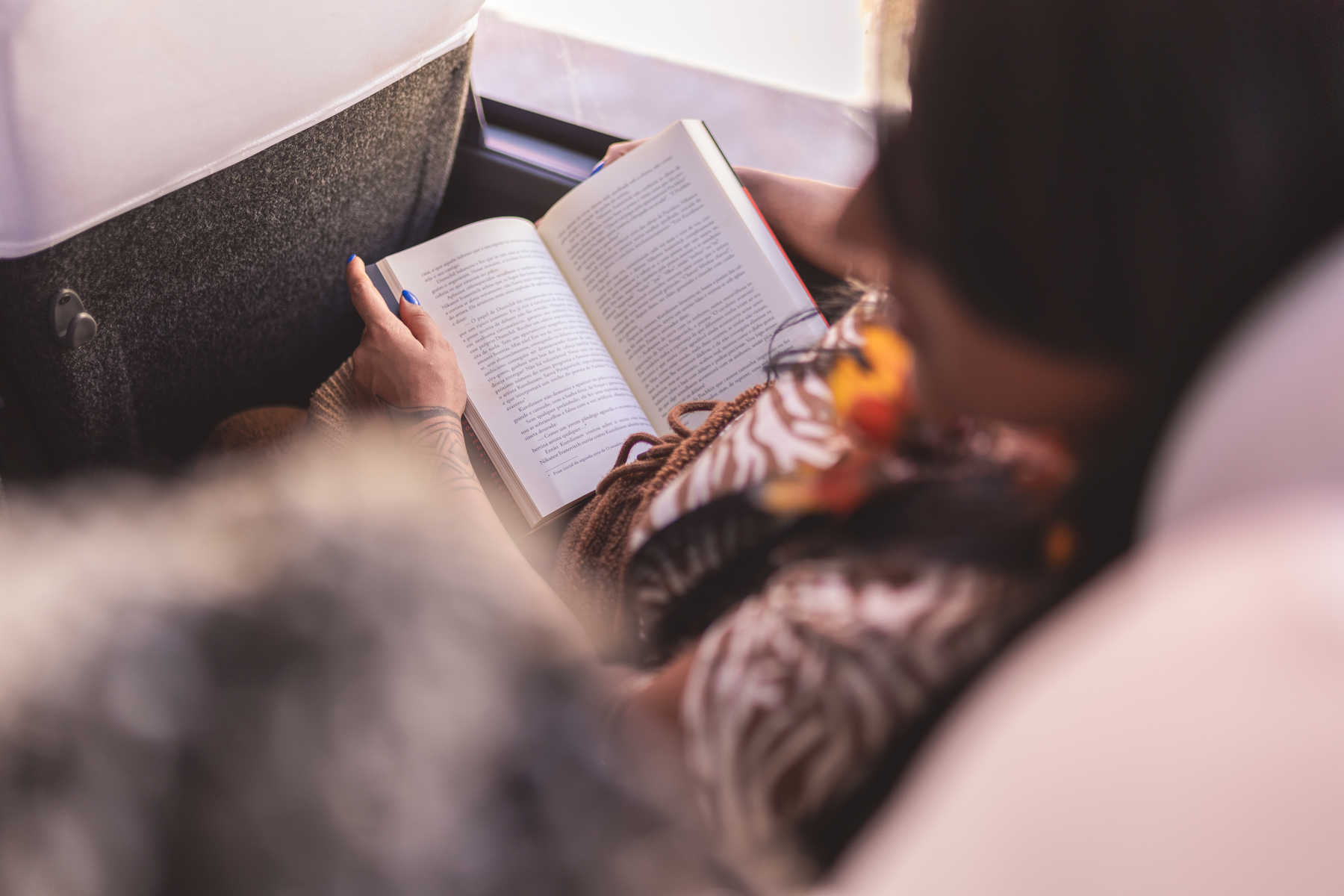 Une voyageuse en pleine lecture dans le train