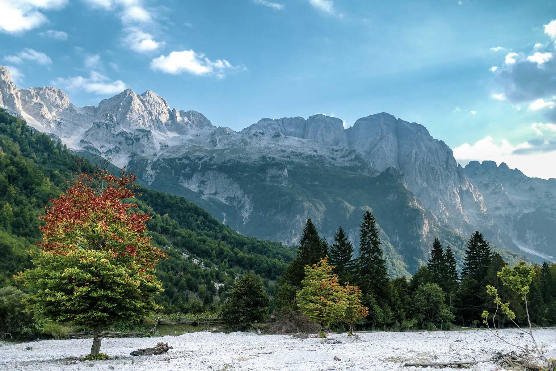 Vallée de Valbona dans les Alpes albanaises