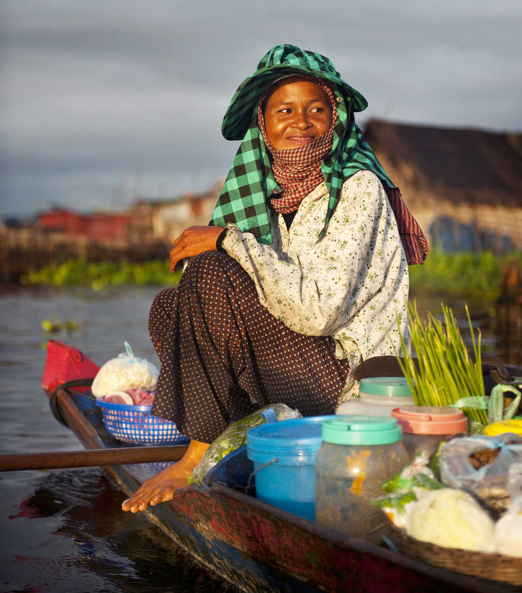 Vendeuse sur un marché flottant au Cambodge
