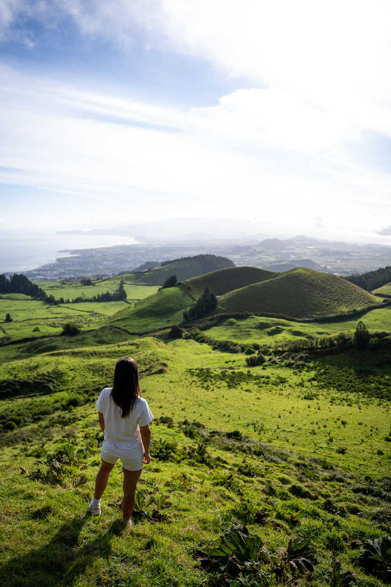 Voyageuse au point de vue au Pico do Carvao sur l'île de Sao Miguel aux Açores