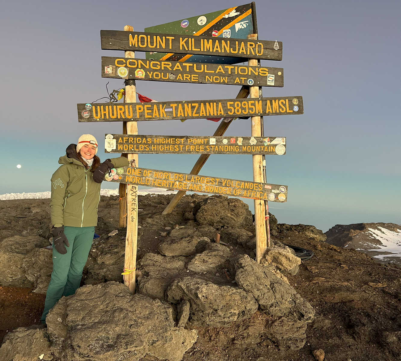 Voyageuse au sommet Uhuru Peak, Kilimandajro en Tanzanie © Coponat Fanny Voyageuse au sommet Uhuru Peak, Kilimandajro en Tanzanie