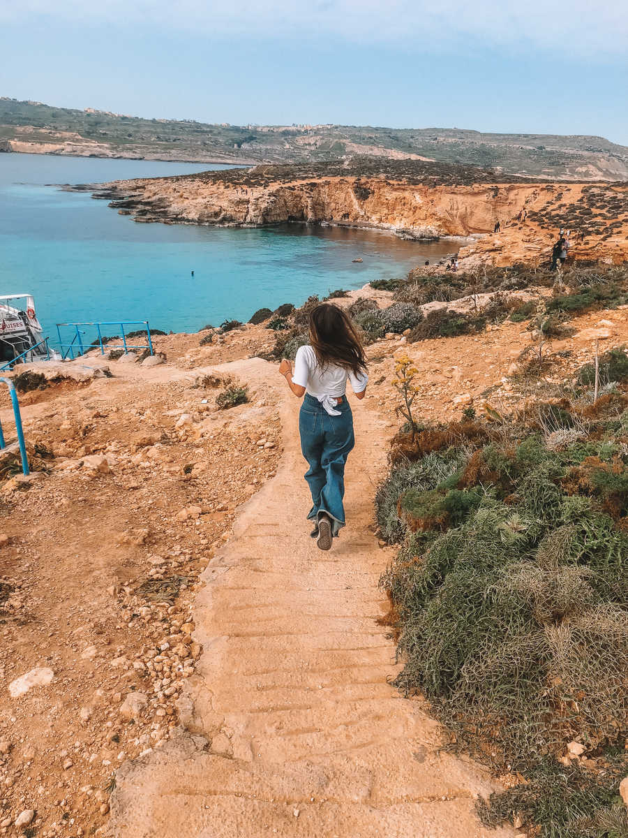 Voyageuse en bord de mer à Malte