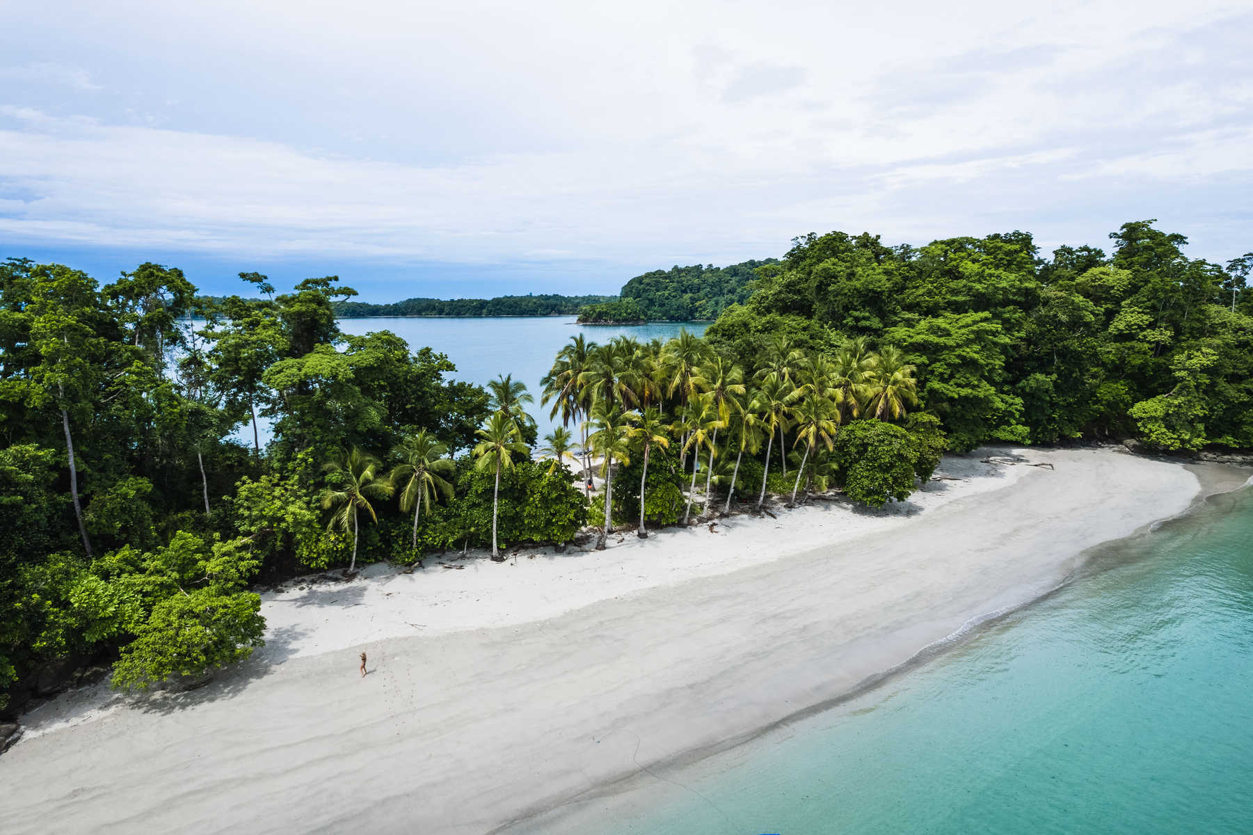 Vue aérienne de la plage turquoise avec du sable blanc au Panama, Isla Iguana dans la baie de san Miguel