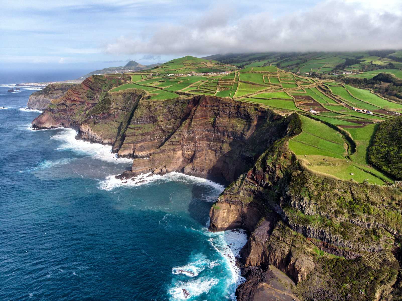 Vue aérienne des cultures sur l'île de Pico, aux Açores
