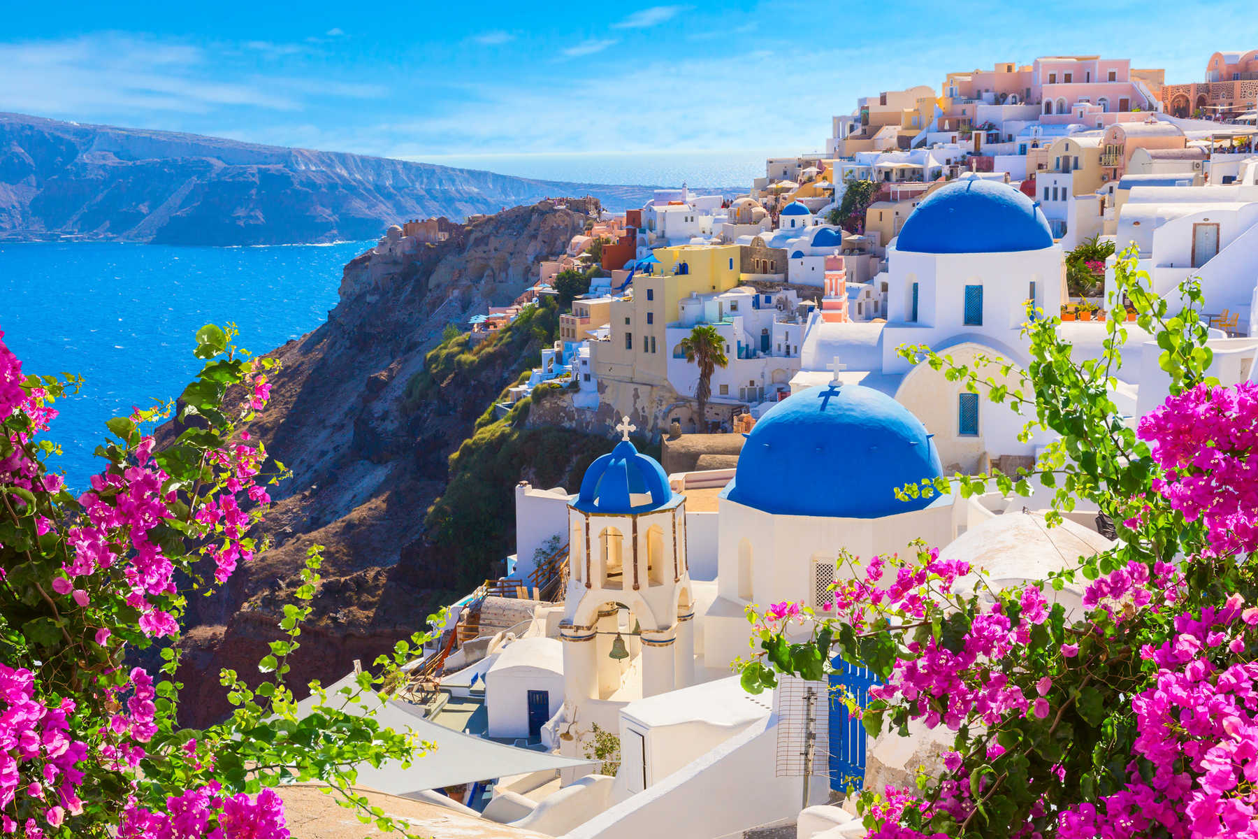 Vue de bleu coupole de l'église à Oia village sur l'île de Santorin, Grèce