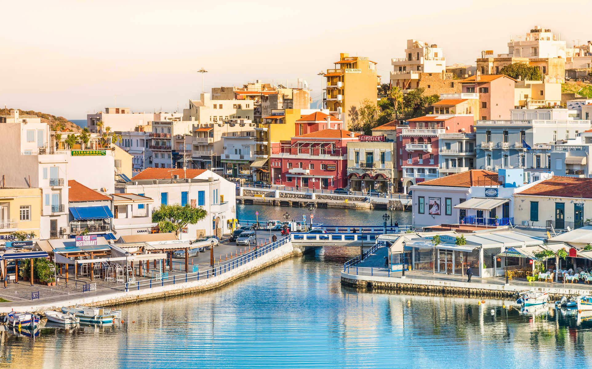 Vue d'ensemble sur la ville d'Agios Nikolaos, Crète, ville colorée au bord de la mer