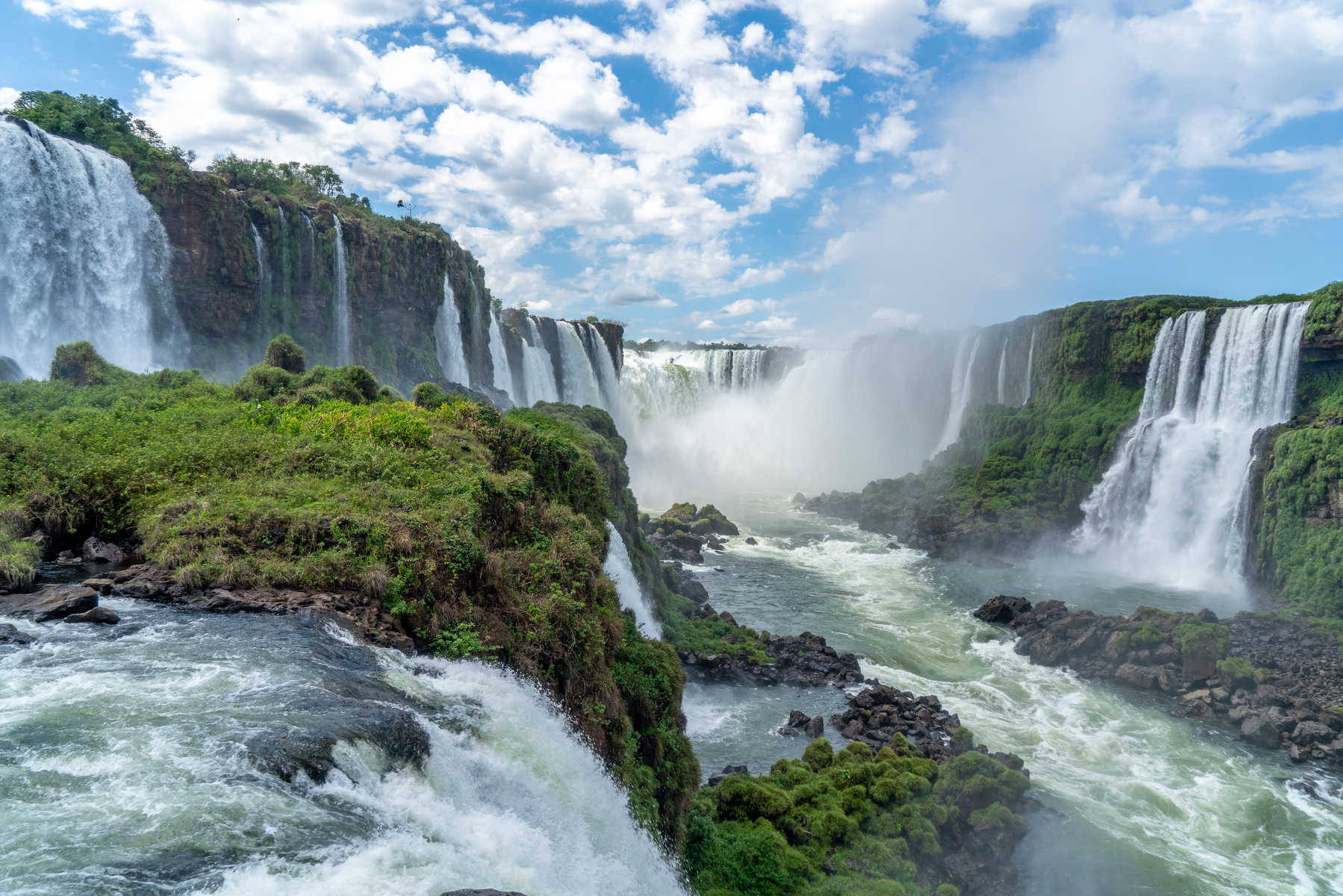 Vue panoramique des chutes d'Iguazu au Brésil