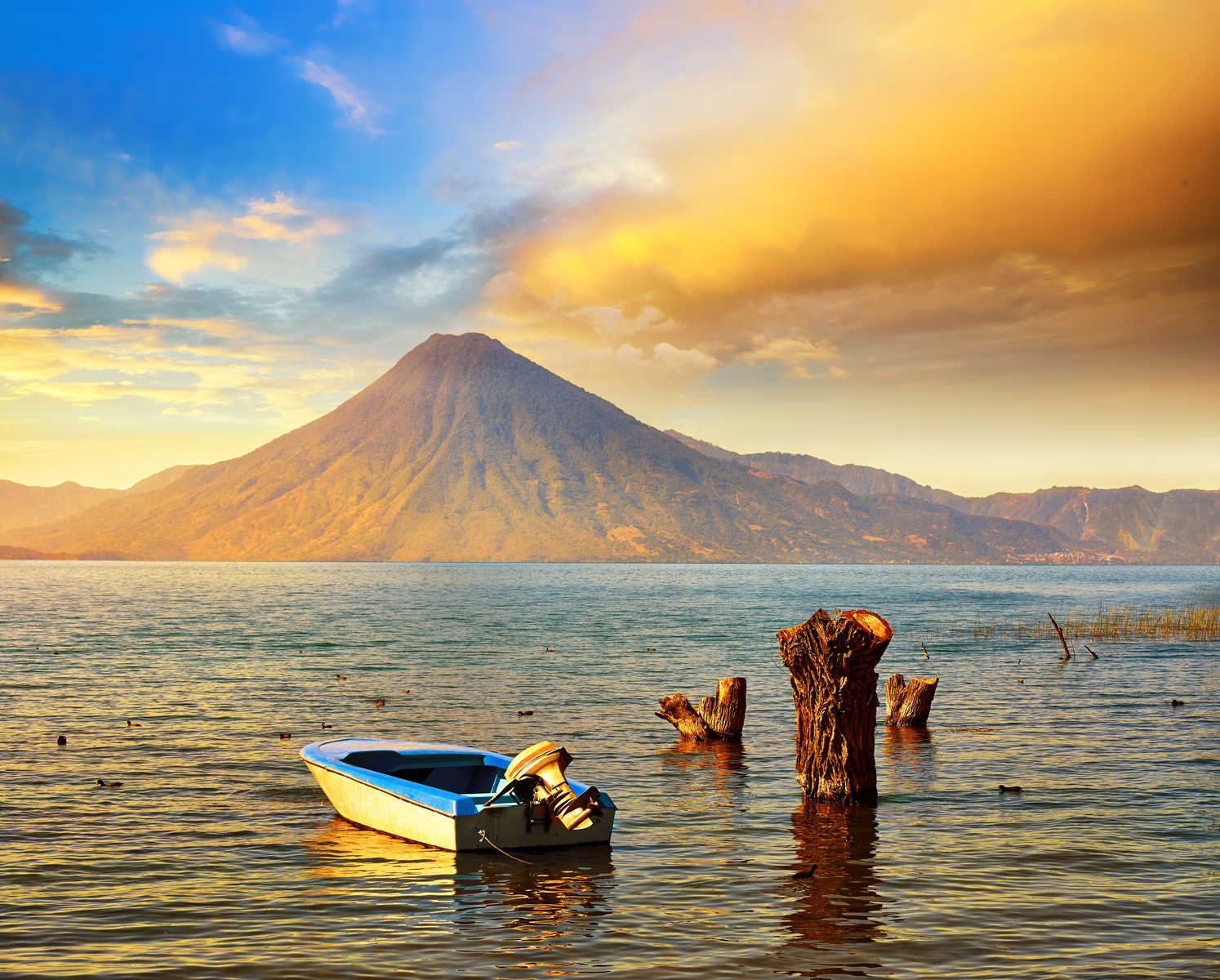 vue panoramique du lac Atitlan au Guatemala