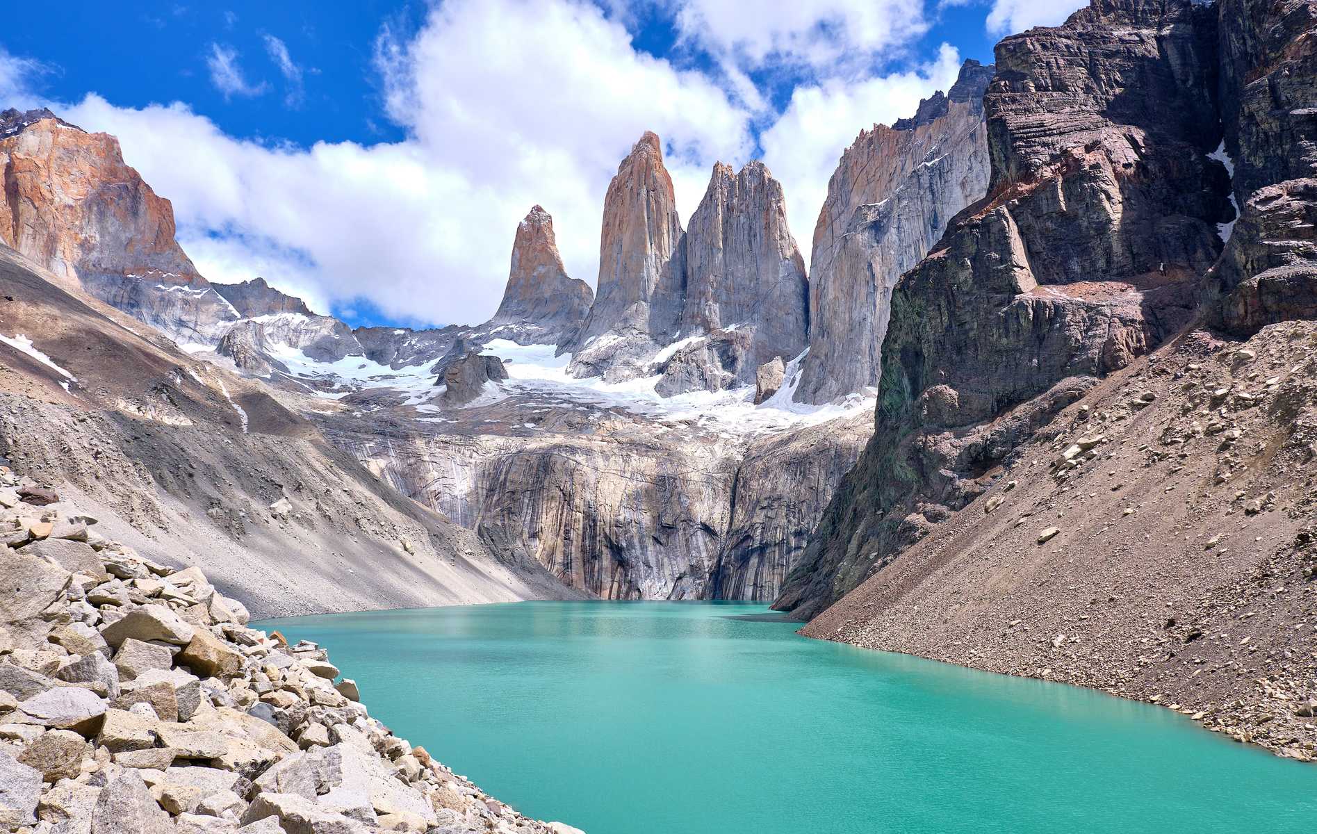 Vue spectaculaire sur les trois aiguilles de granit géantes et la lagune turquoise du Mirador Las Torres au Chili