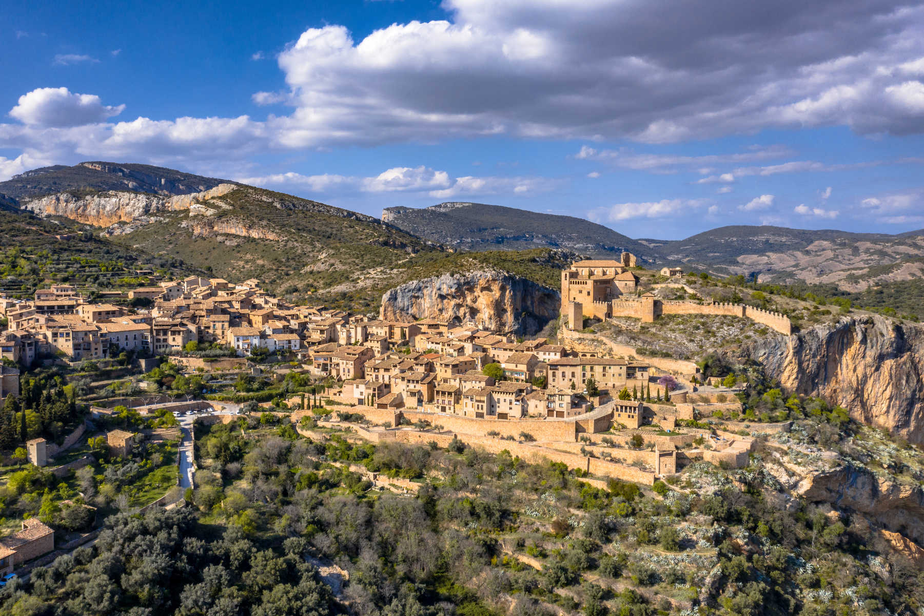 Vue sur le beau village d'Alquezar, Sierra de Guara, Pyrenees espagnoles