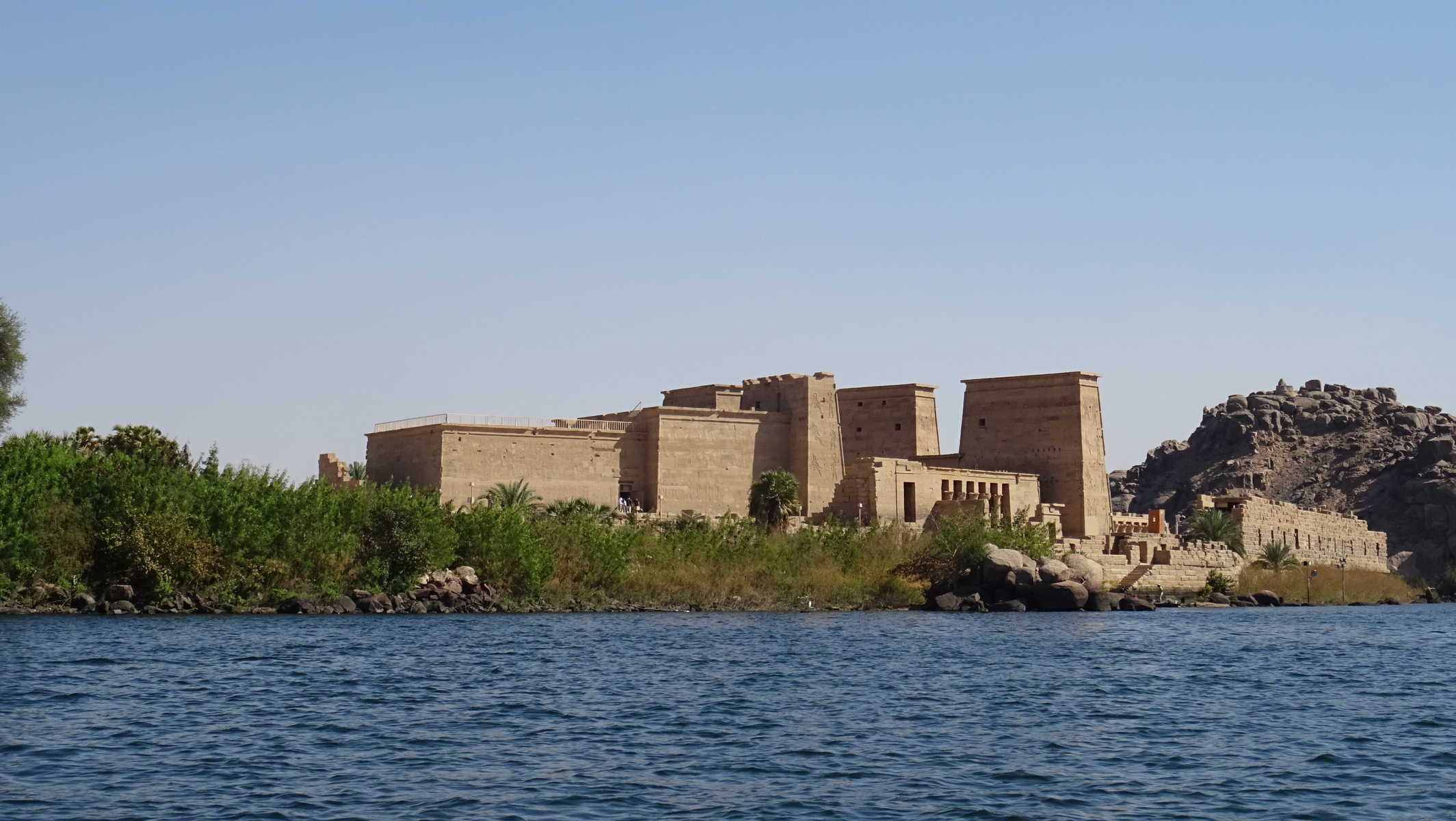 Vue sur le Temple de Philaé depuis le Nil en Egypte