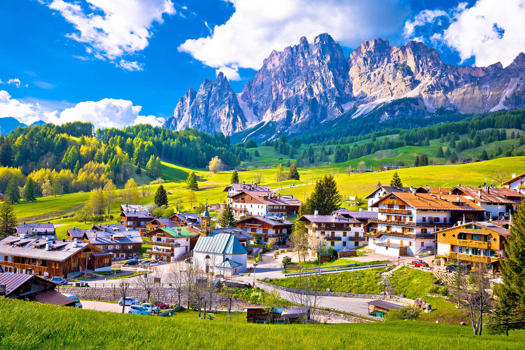 Vue sur le village de Cortina Ampezzo, Dolomites, Italie