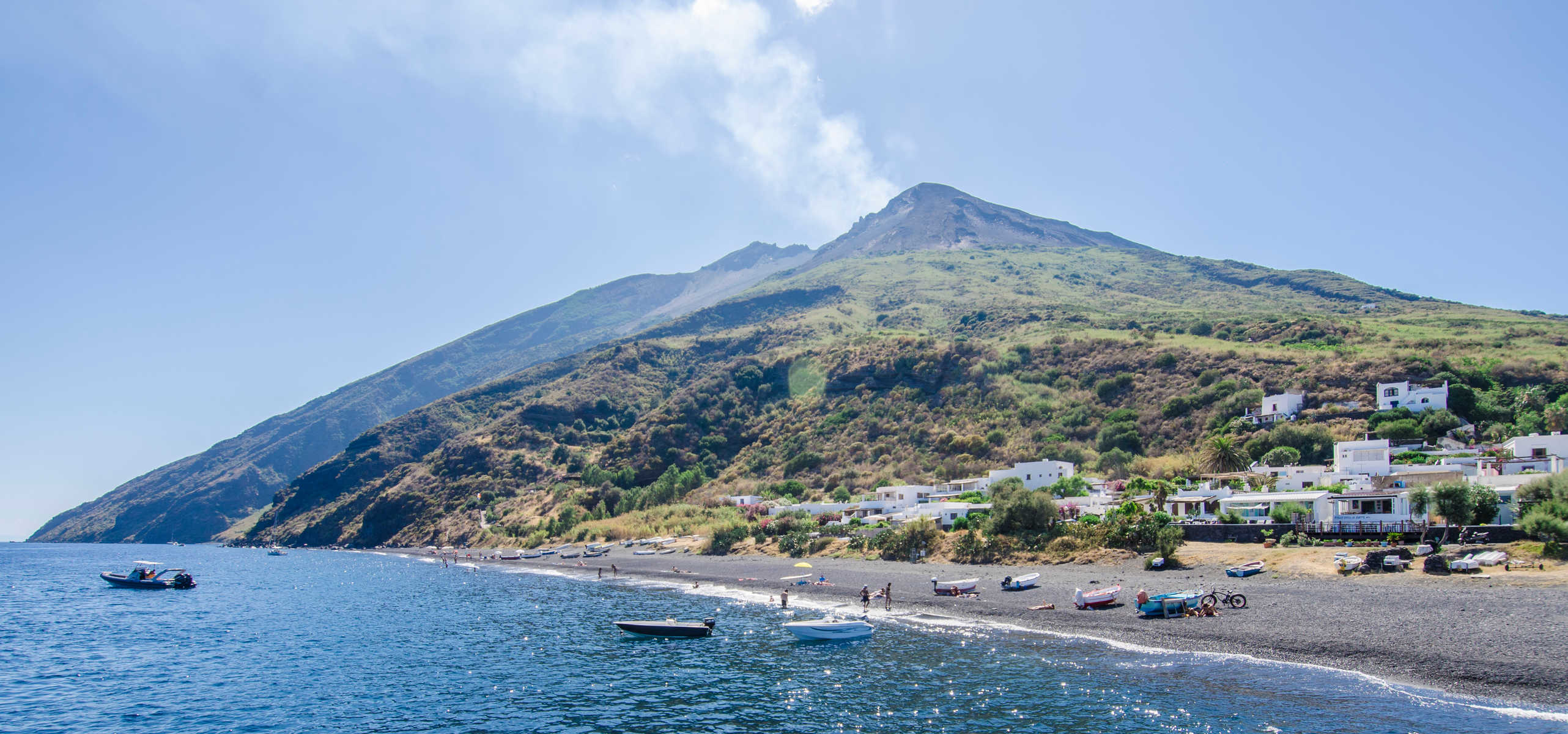 Vue sur une plage de l'île de Stromboli