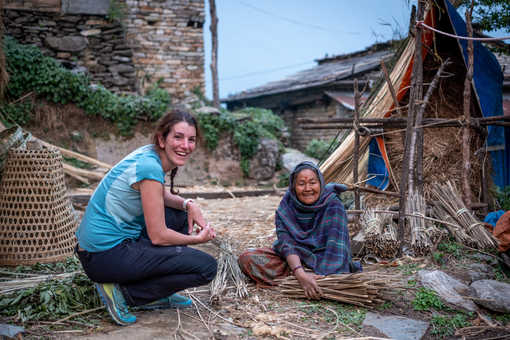 Rencontre entre une népalaise et une randonneuse dans un village au Népal