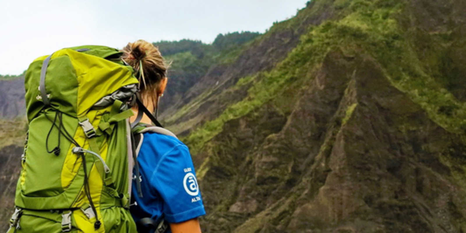 Femme guide de dos regardant le paysage à La Réunion