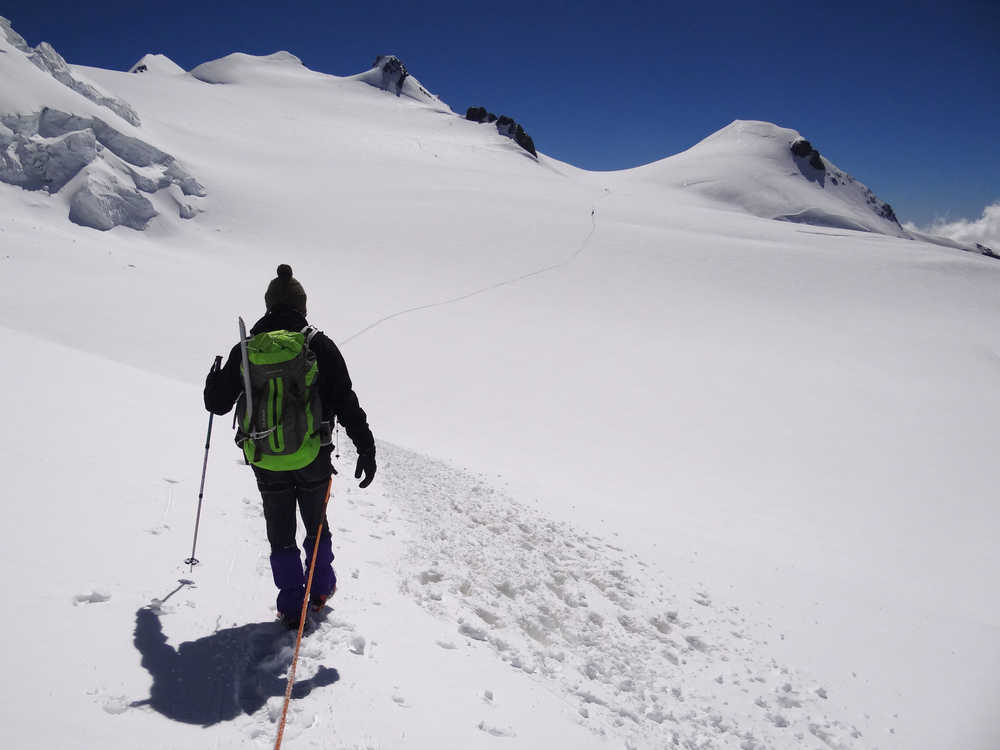 Alpiniste face aux 4000m du Mont Rose