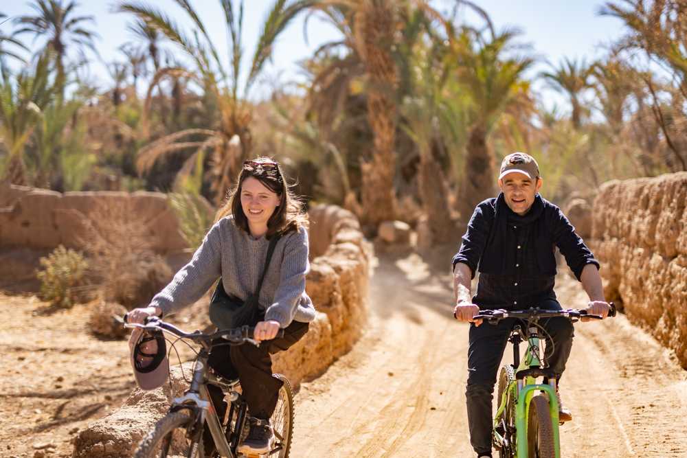 Amis à vélo dans le haut atlas marocain