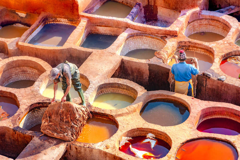 Artisans travaillant dans les tanneries à Fès, Maroc