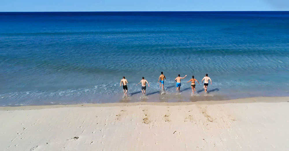 Baignade dans la mer de Norvège iles Lofoten