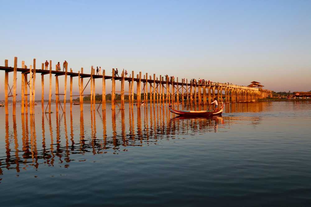 barque devant le pont U-Bein, Amarapura à Mandalay, Birmanie