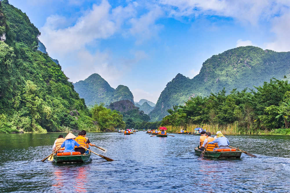 Barques Trang An avec vue sur les montagnes, Ninh Binh, Vietnam