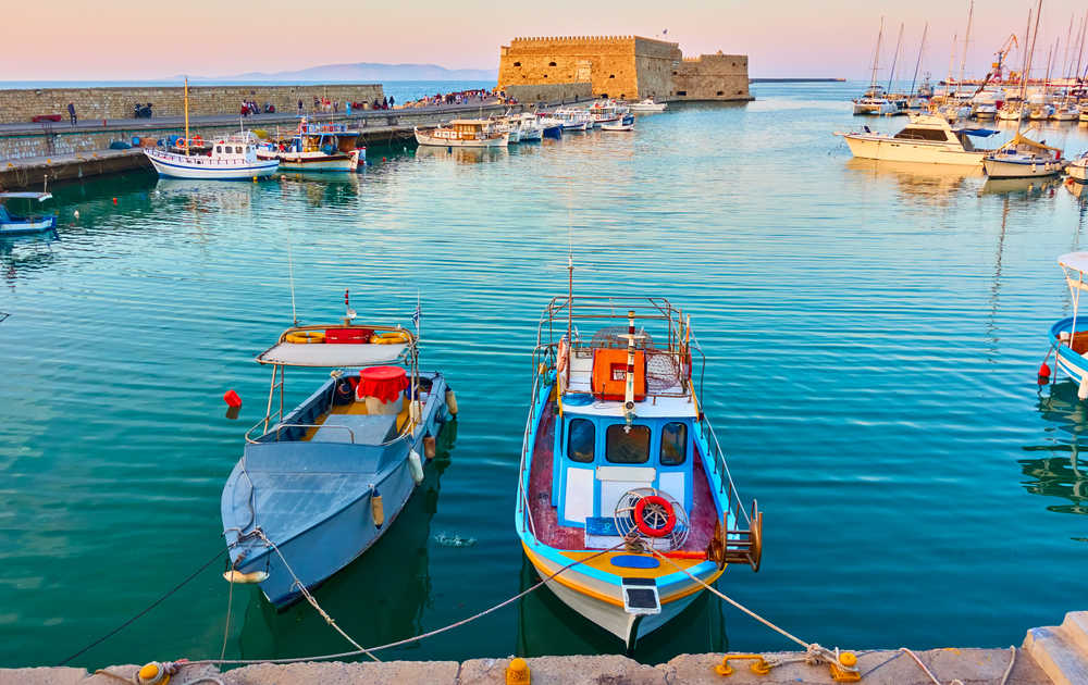 Bateaux dans le port d'Héraklion Grèce