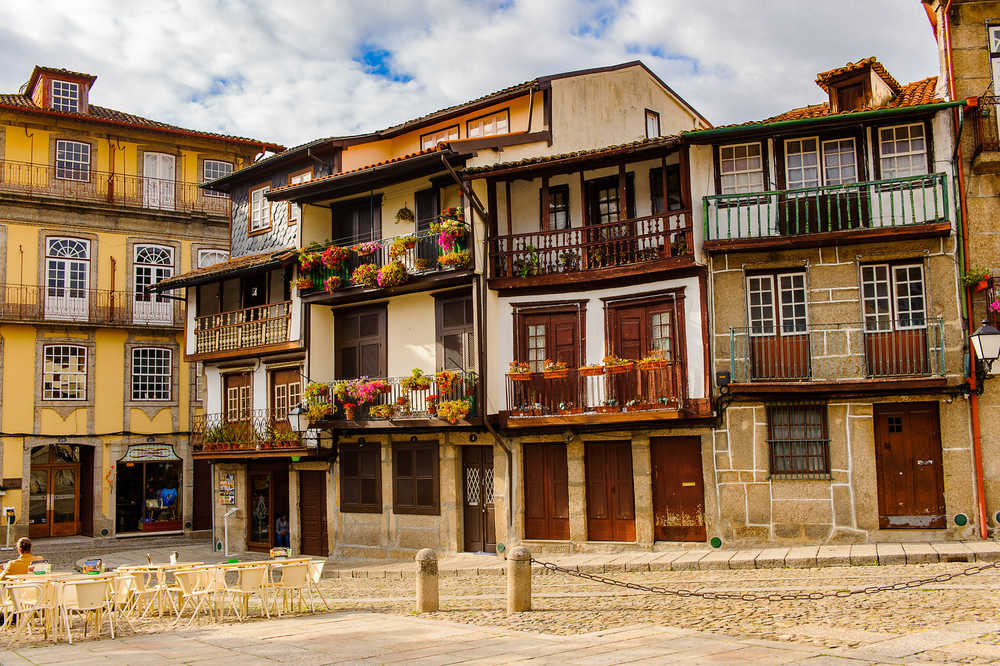 Bâtiments autour de la Plaza de Oliveira du Centre historique de Guimaraes, Portugal