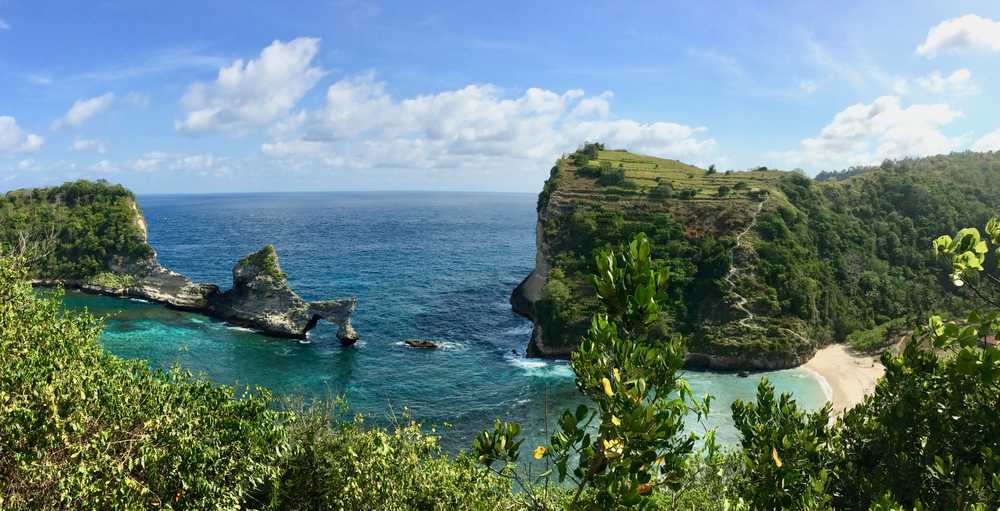 Belle plage sur l’île de Nusa Penida en Indonésie