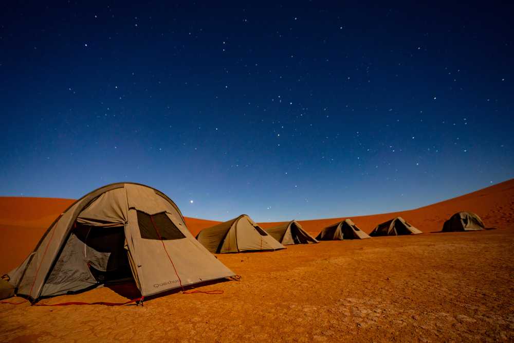 Bivouac en tente dans le désert du Sahara Marocain
