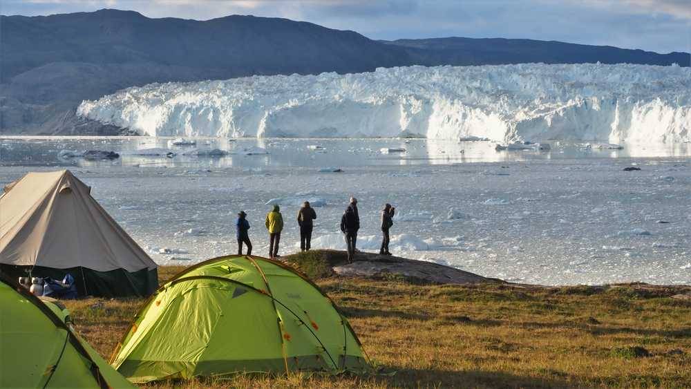 Camp de base avec vue sur le fjord et le glacier