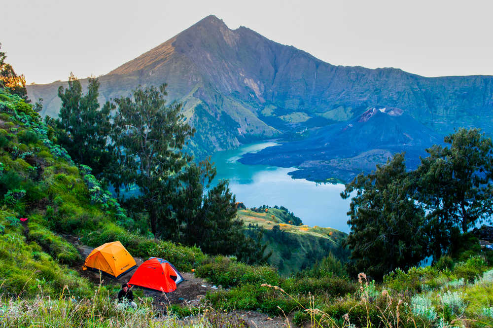 Campement en haut du sommet du RINJANI en tente à Lombok Indonésie