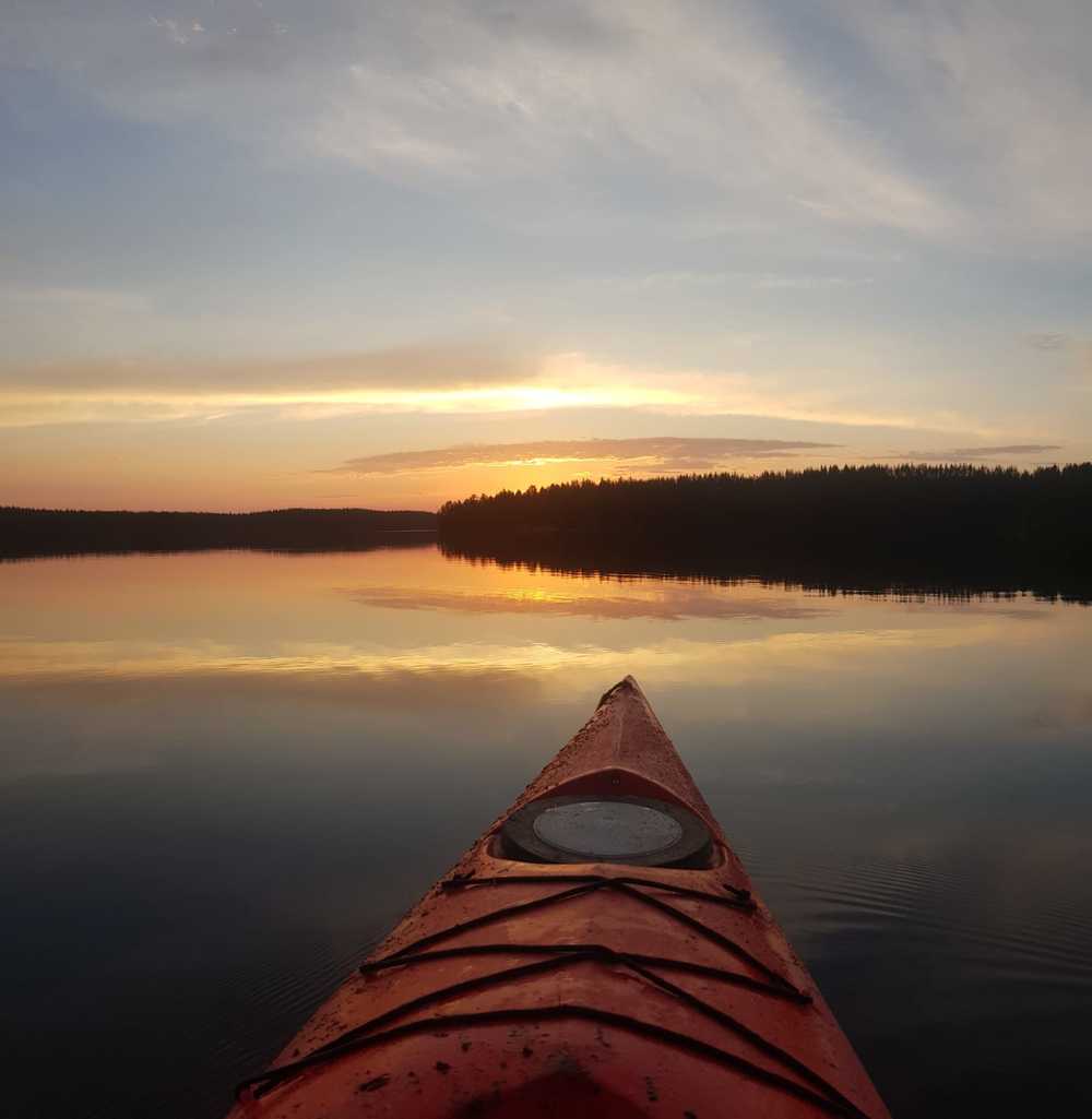 Canoë sur un lac en Finlande