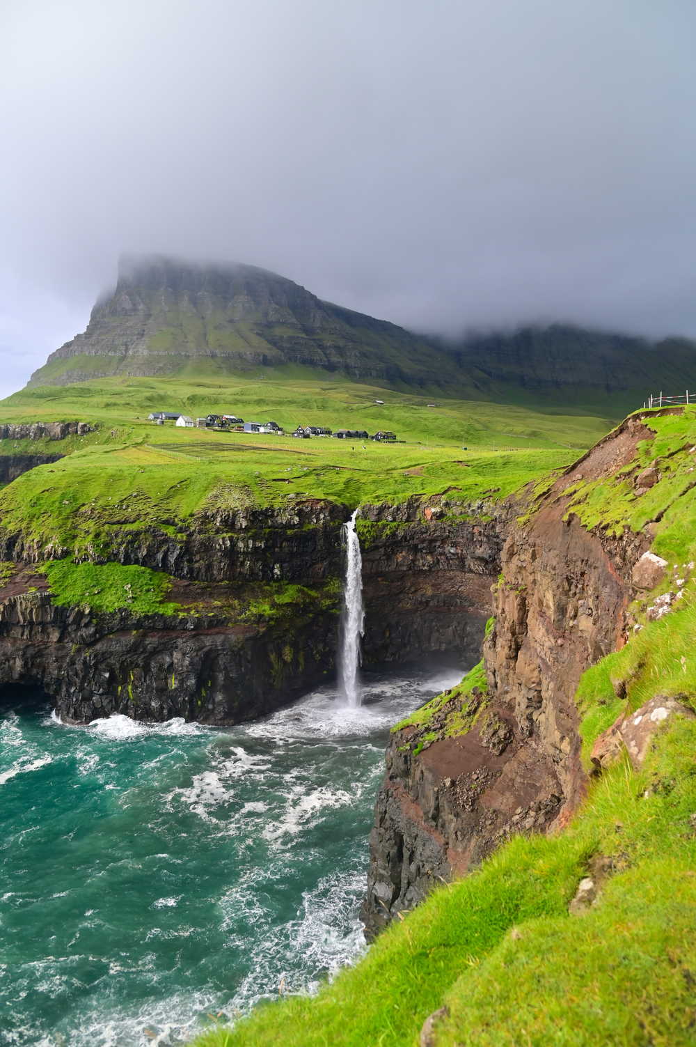 Cascade de Mulafossur sur l'île de Vagar