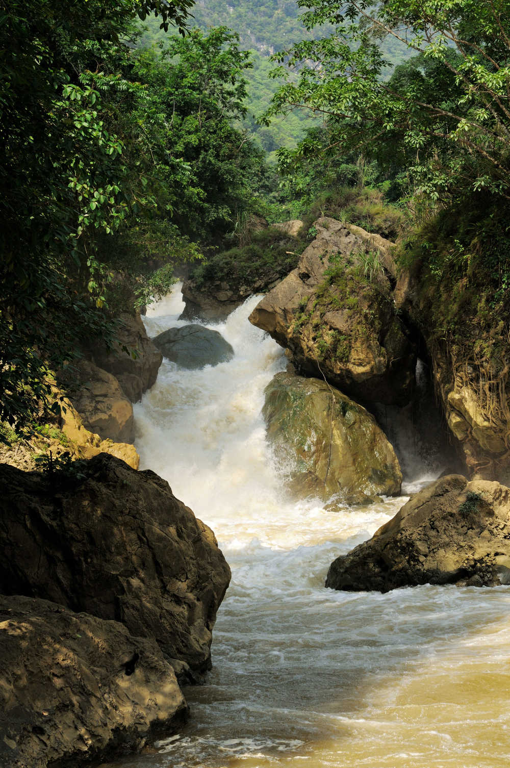 Cascade du parc national de Ba Be au Vietnam