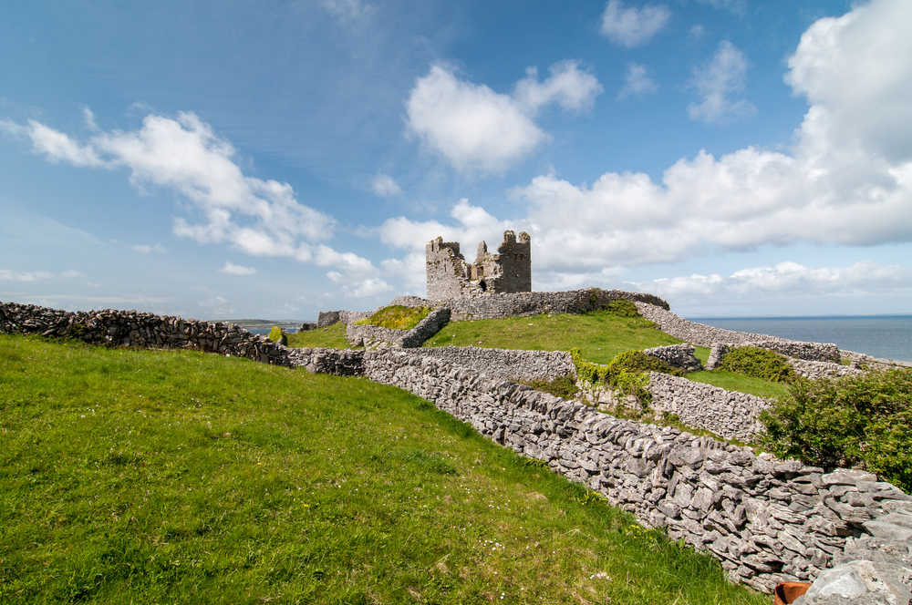 Chateau en ruines sur une falaise d'Irlande