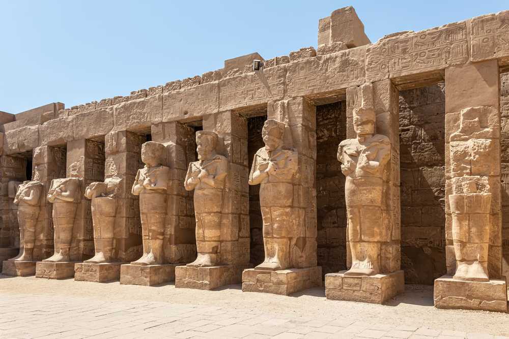 Colonnes du temple majestueux Ramses III en Egypte